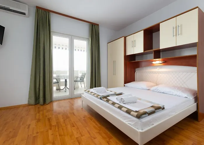 Loncar-4 By Interhome Daire Pisak
